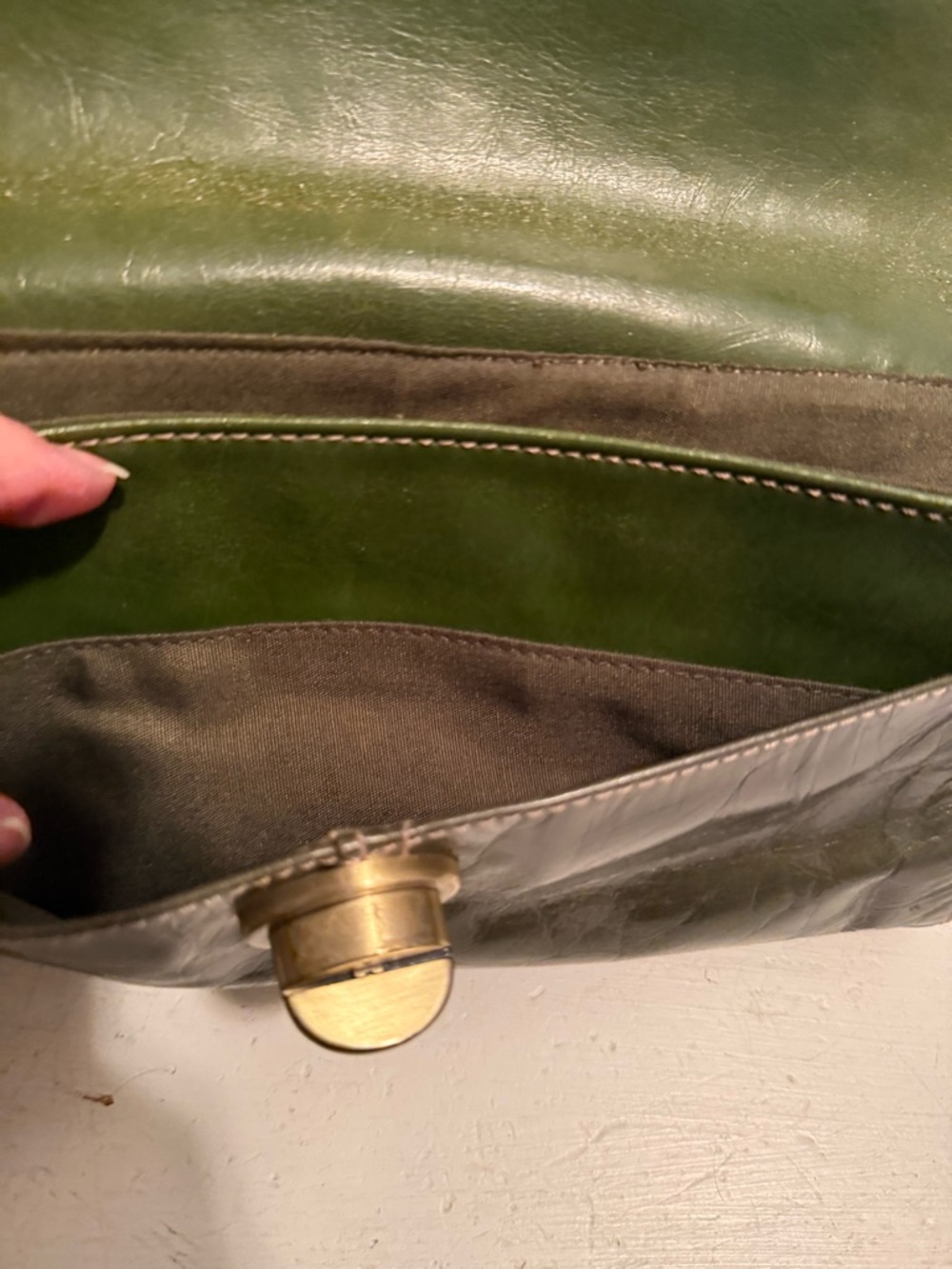 Peck & Peck Olive Green Leather Shoulder Bag with Gold Turn-Lock EUC - Picture 4 of 6